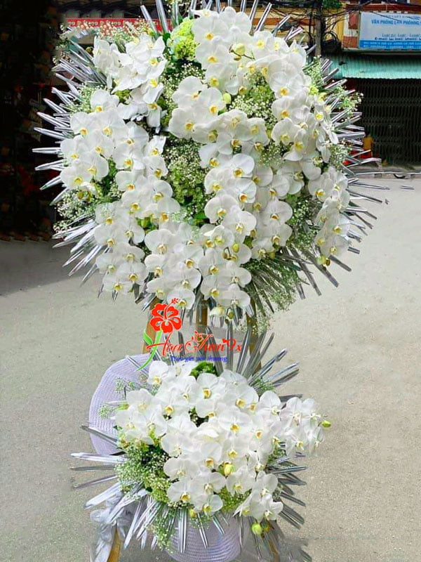 Hoa tang lễ kết từ hồ điệp trắng