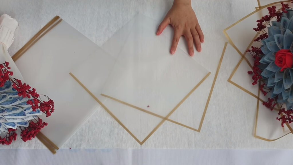 Lấy 2 tờ giấy má một vừa hai phải rời xếp xéo lên nhau; khoảng cách thân ái 2 đầu giấy má là 15 cm