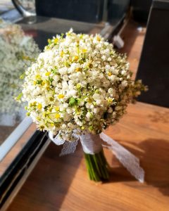 Cách quấn dây ruy băng cho bó hoa cưới bằng cúc tana với hoa baby