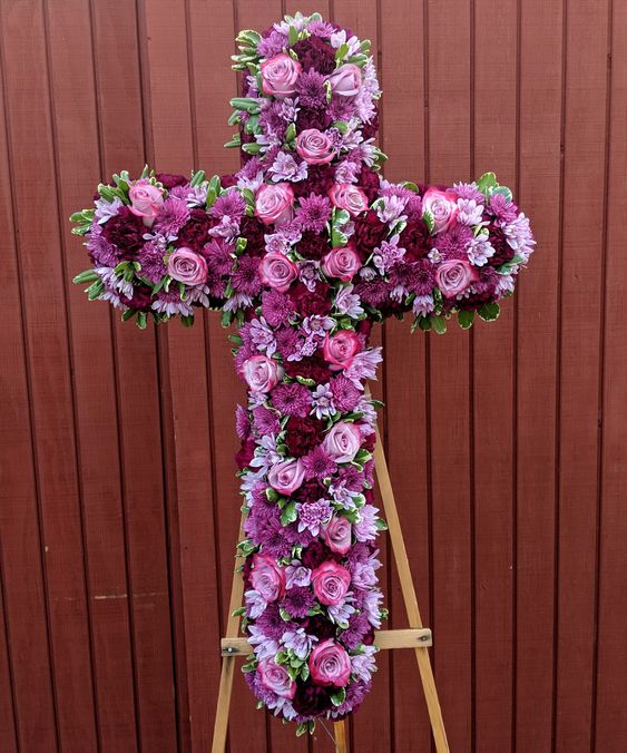 Hoa chia buồn bằng thánh giá là gì?