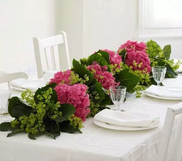 6 công thức học cắm hoa để bàn dài phòng khách mà bạn nên biết.