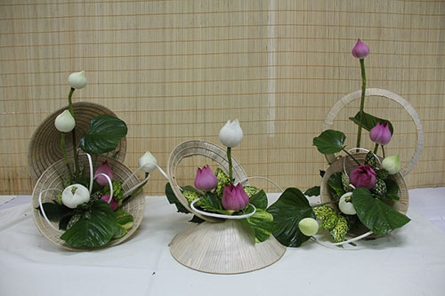 Bình hoa sen với nón lá và nguyên liệu thích hợpBình hoa sen với nón lá và nguyên liệu thích hợp