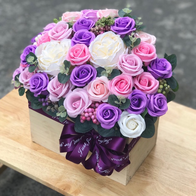Định hình dáng cho hộp hoa màu tím