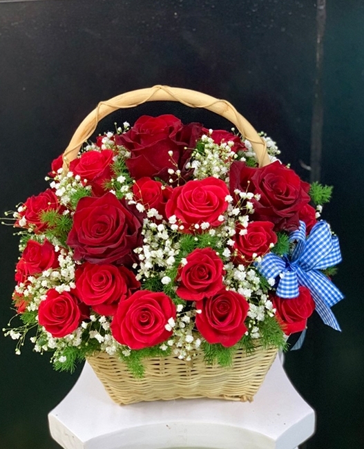 Chuẩn bị gì cho giỏ hoa hồng đỏ tặng sinh nhật mẹ?