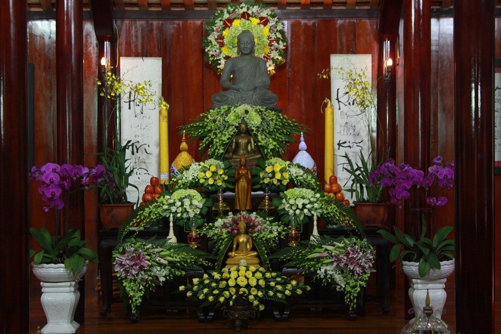 Mẹo cắm hoa trang trí nơi chánh điện nhà Phật