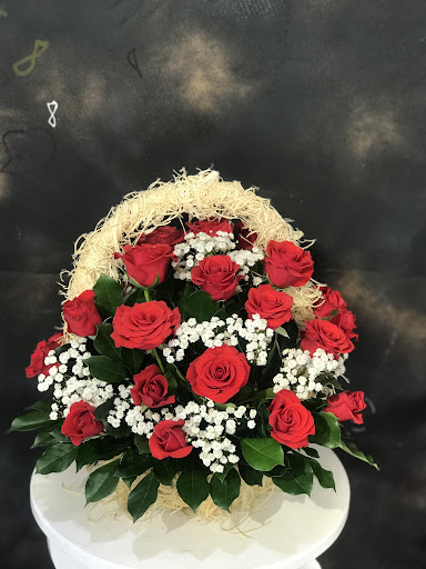 Kỹ thuật cắm giỏ hoa hồng đỏ tặng sinh nhật mẹ đẹp