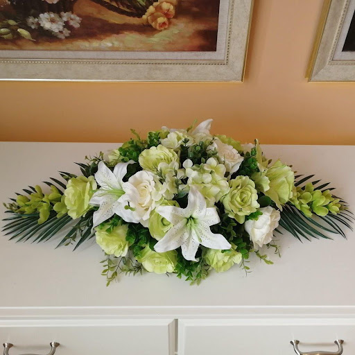 Chuẩn bị khay xốp cắm hoa để bàn dài phòng khách