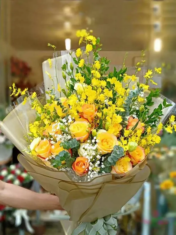 mua bó hoa để làm quà tặng người thân, người yêu, bạn bè và đồng nghiệp