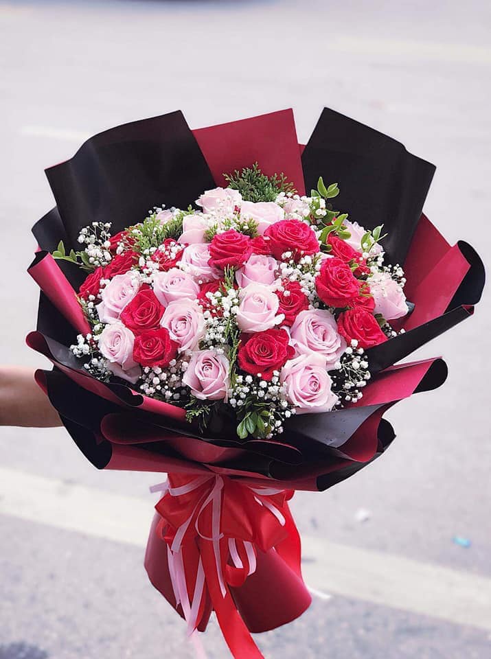 có thể dành tặng các bạn nữ một bó hoa hồng màu hồng phấn nhẹ nhàng, đằm thắm