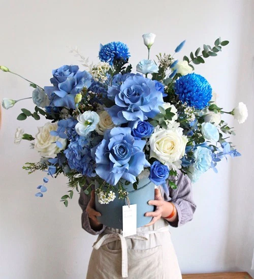 giỏ hoa màu xanh dương